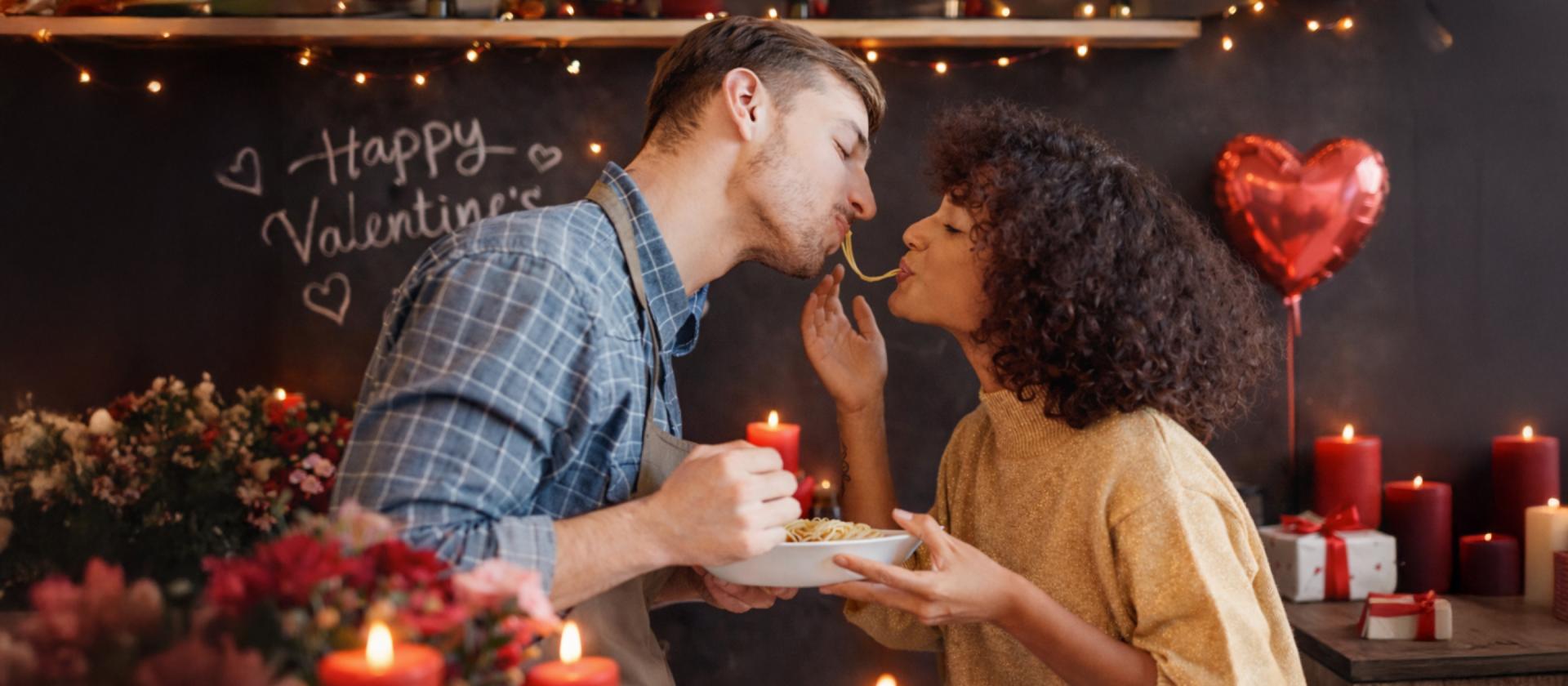 Paar isst zusammen Nudeln