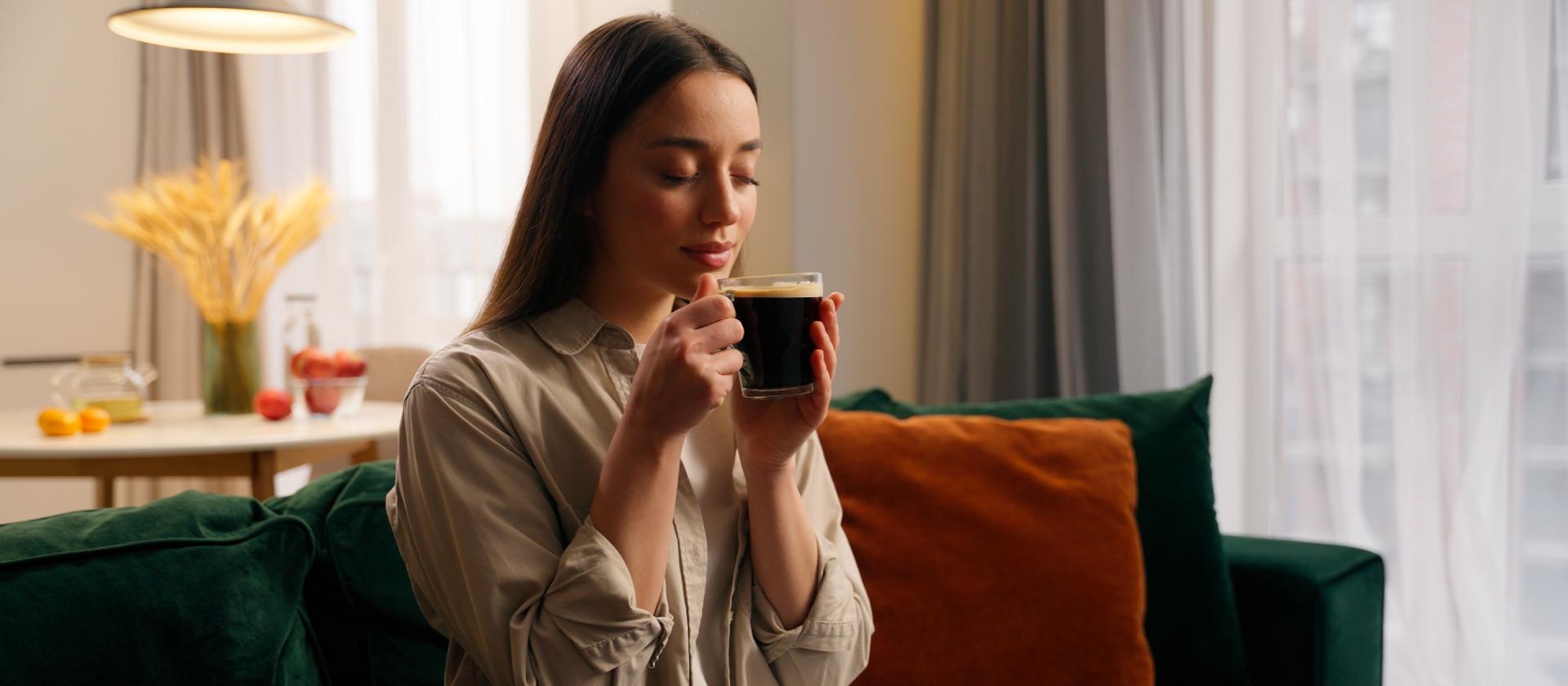 Femme-savourant-un-café-sur-son-fauteuil 