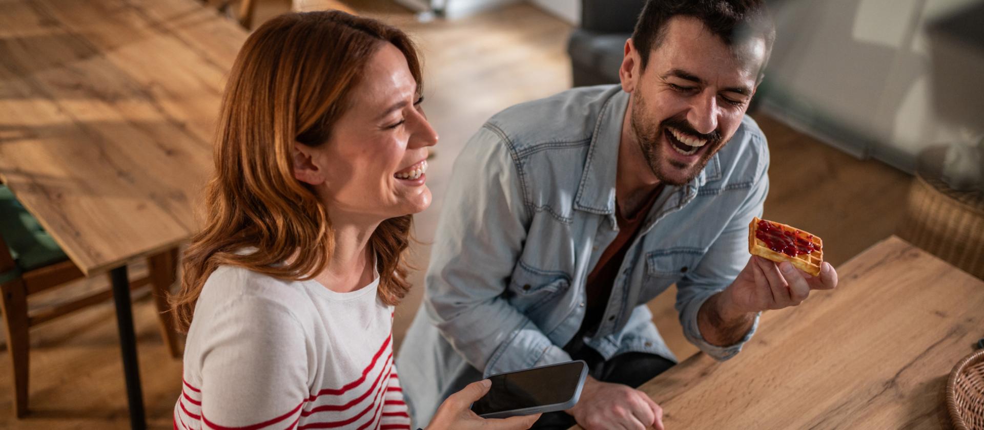 Un-homme-et-une-femme-mangent-des-gaufres
