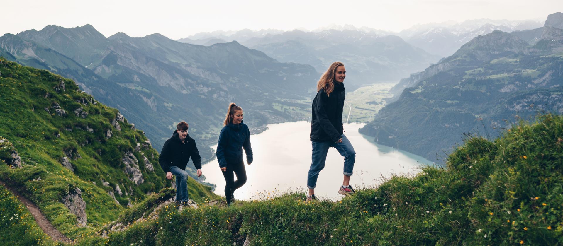Des-amis-randonnent-sur-une-montagne