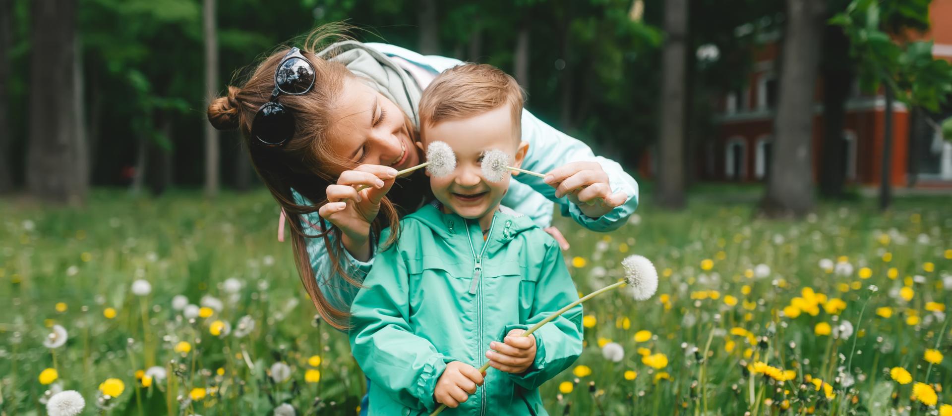 Eine-Frau-und-ein-Kind-pflücken-Löwenzahn