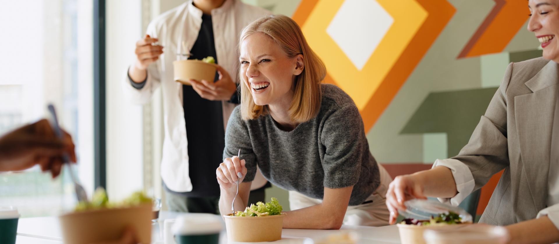 Junge Menschen essen Salat 