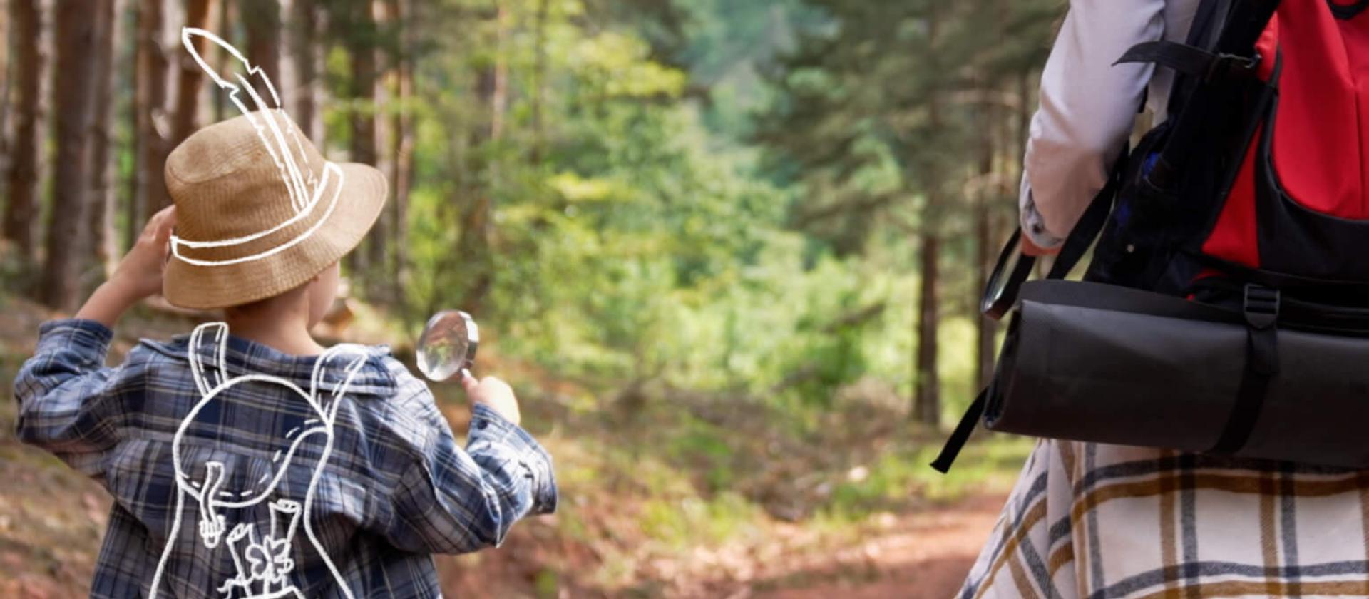 Mutter und Sohn bei einem Waldspaziergang