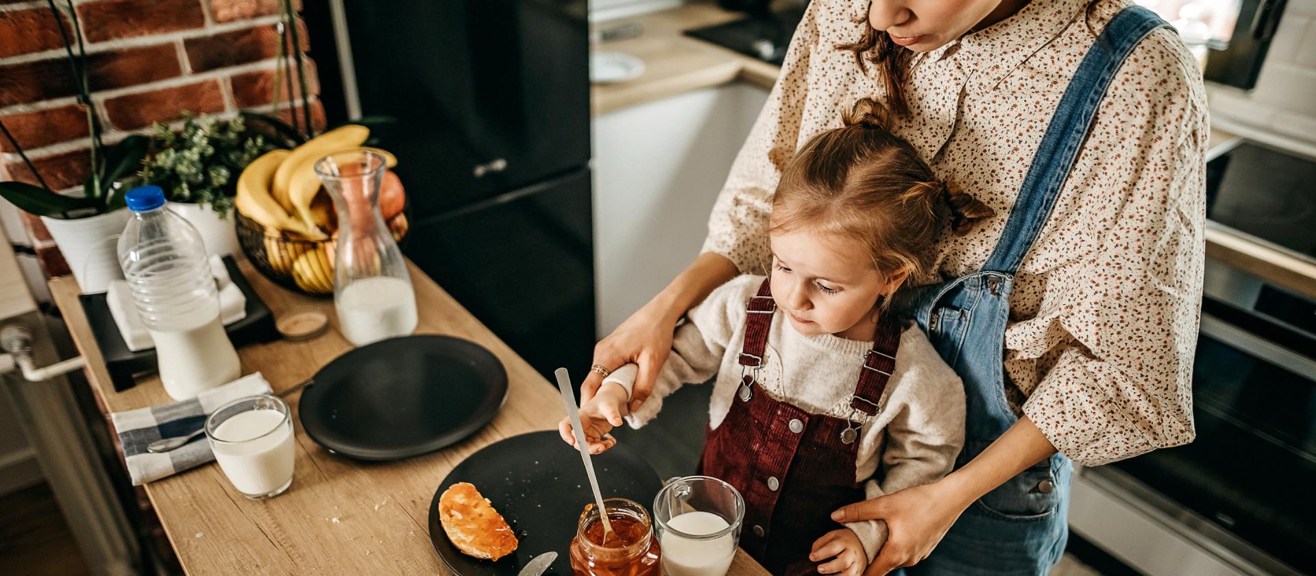 Mutter und Tochter gemeinsam beim Frühstück 