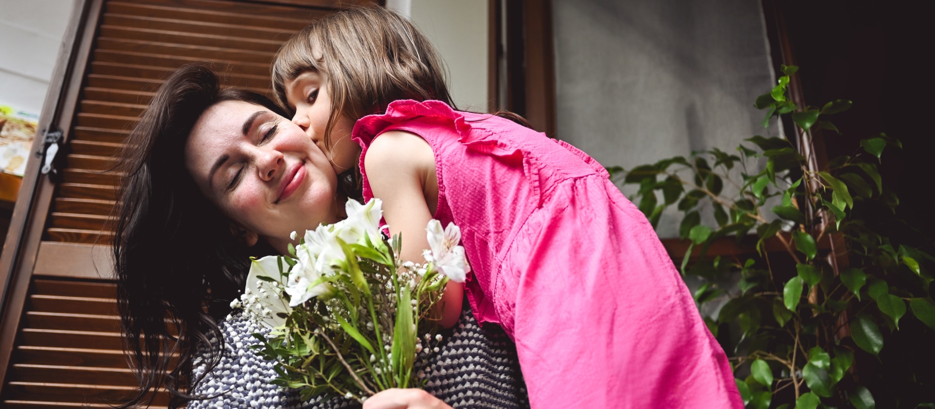 Vorschau-Karte-Petite-fille-embrasse-sa-maman