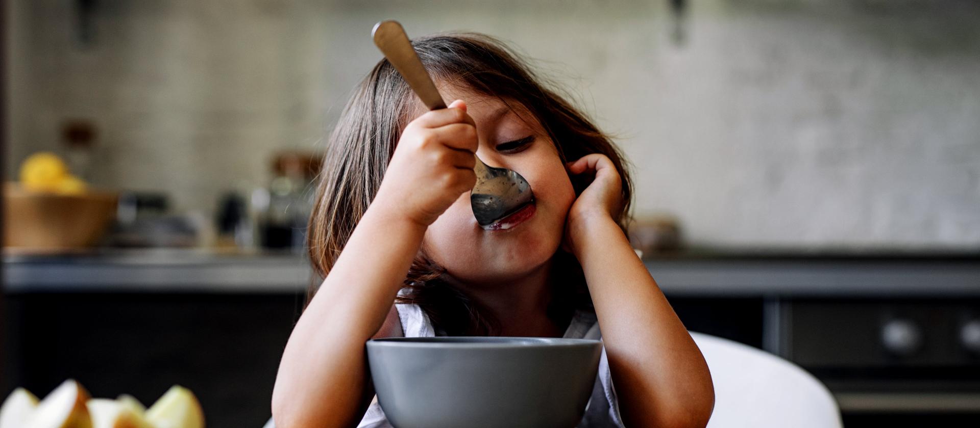 Kleines Mädchen isst Müsli