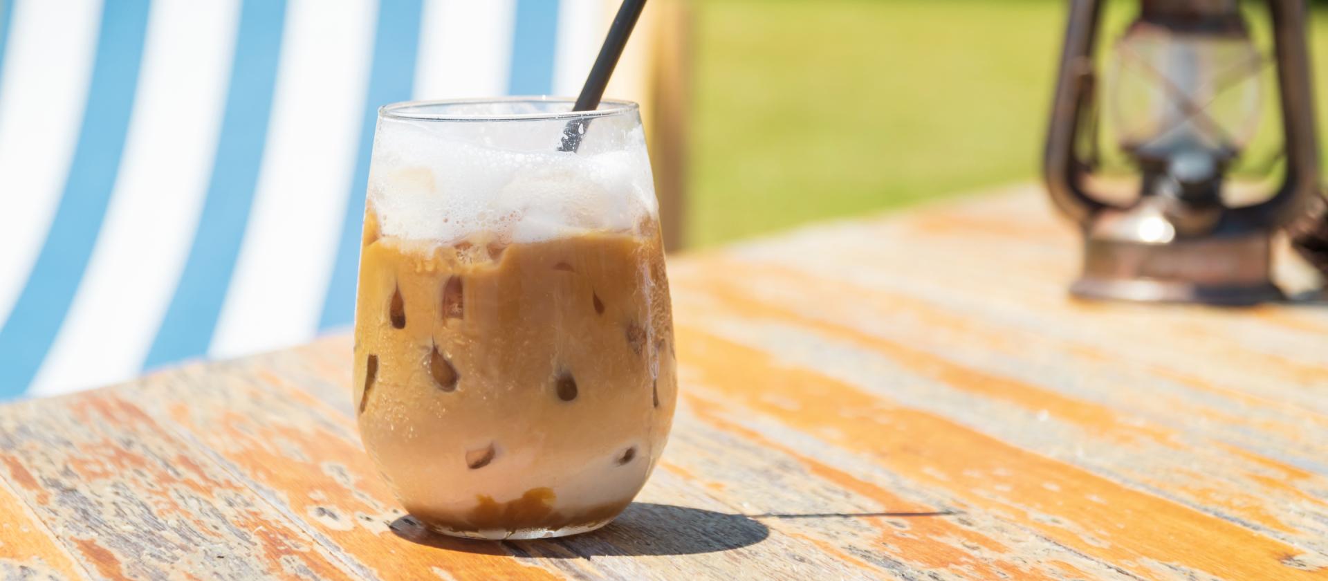 Café glacé sur une table en bois