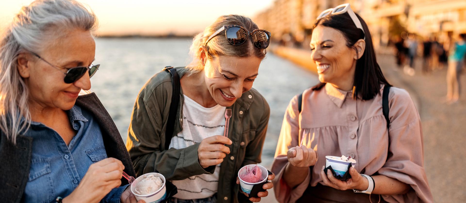 Frauen essen Glace bei einem Spaziergang 