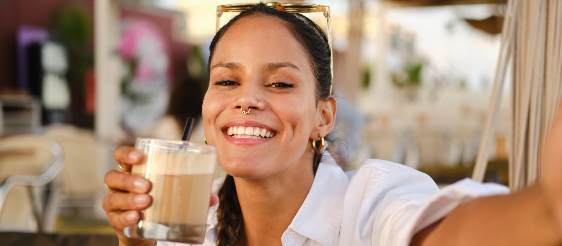 Frau mit Eiskaffee in der Hand