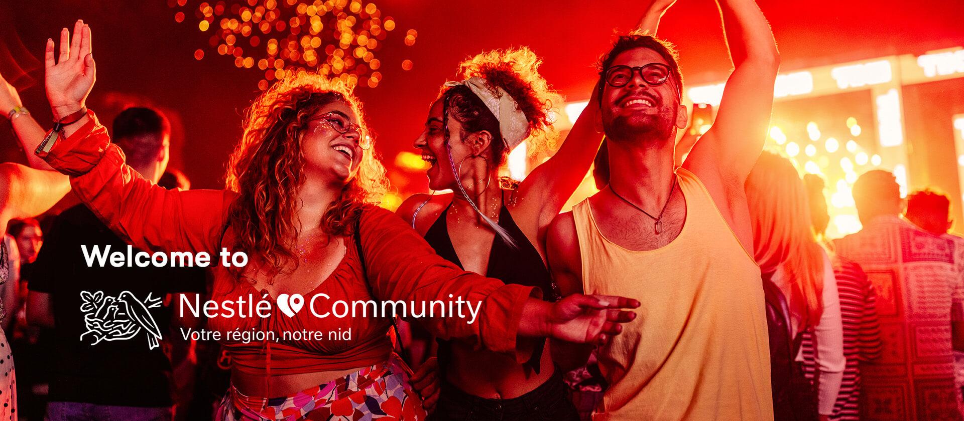 Deux jeunes filles dansent et profitent d’un festival de musique.