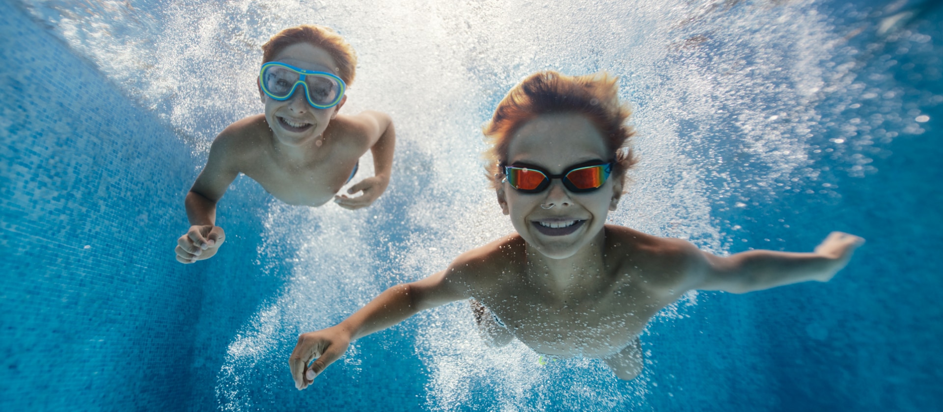 Zwei Jungen tauchen im Pool 