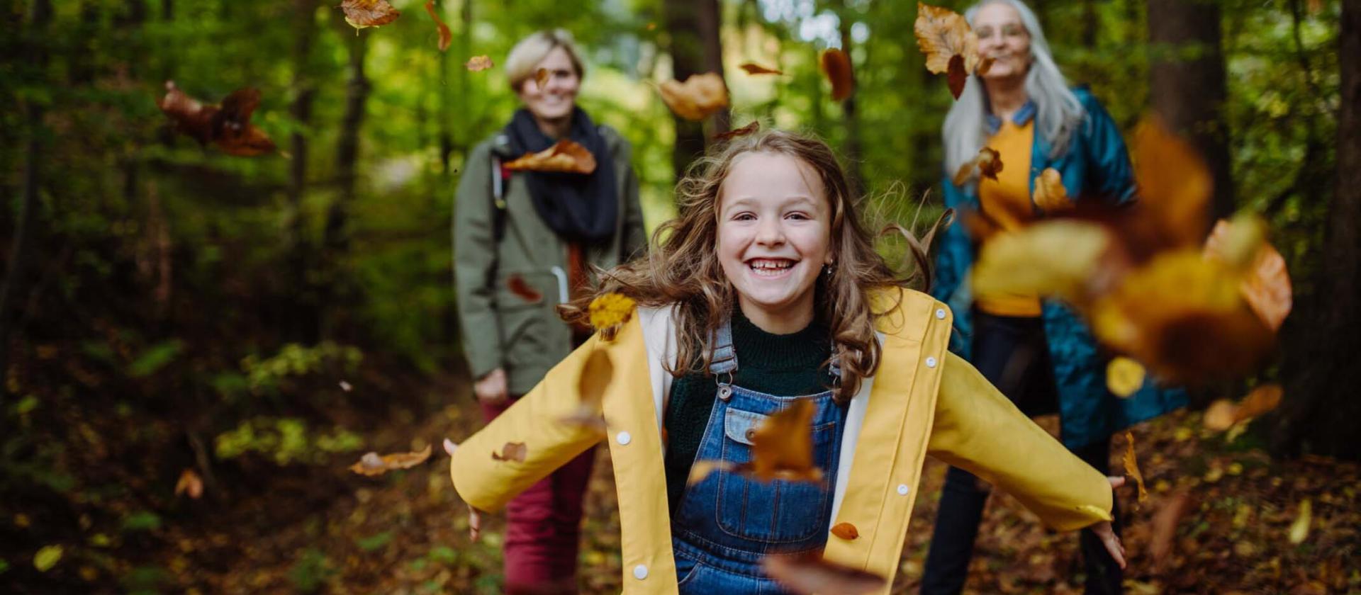 Kind spielt im Wald