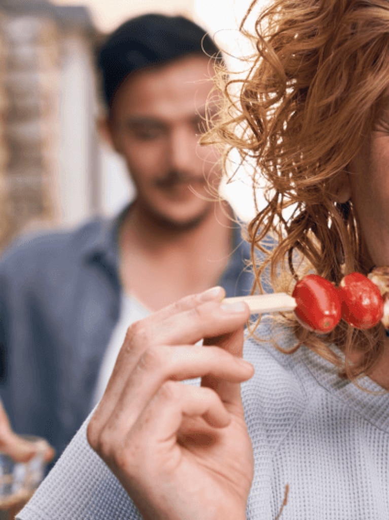 Menschen beim Grillen