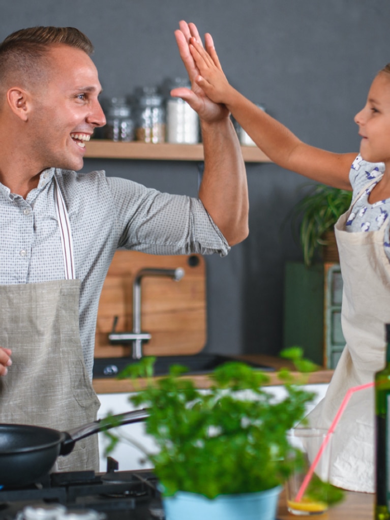 Vater und Tochter high five