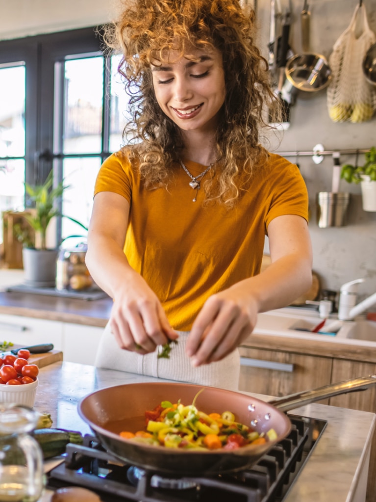 Frau kocht in der Küche