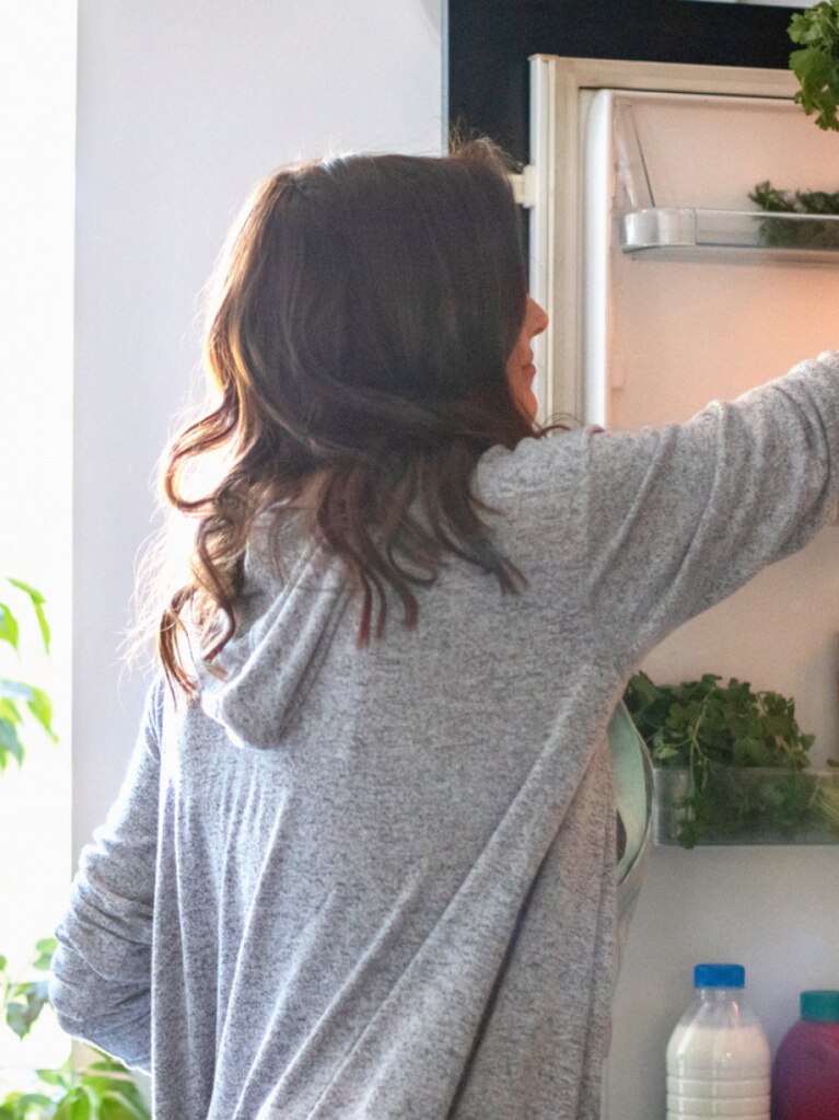 Frau an Kühlschrank