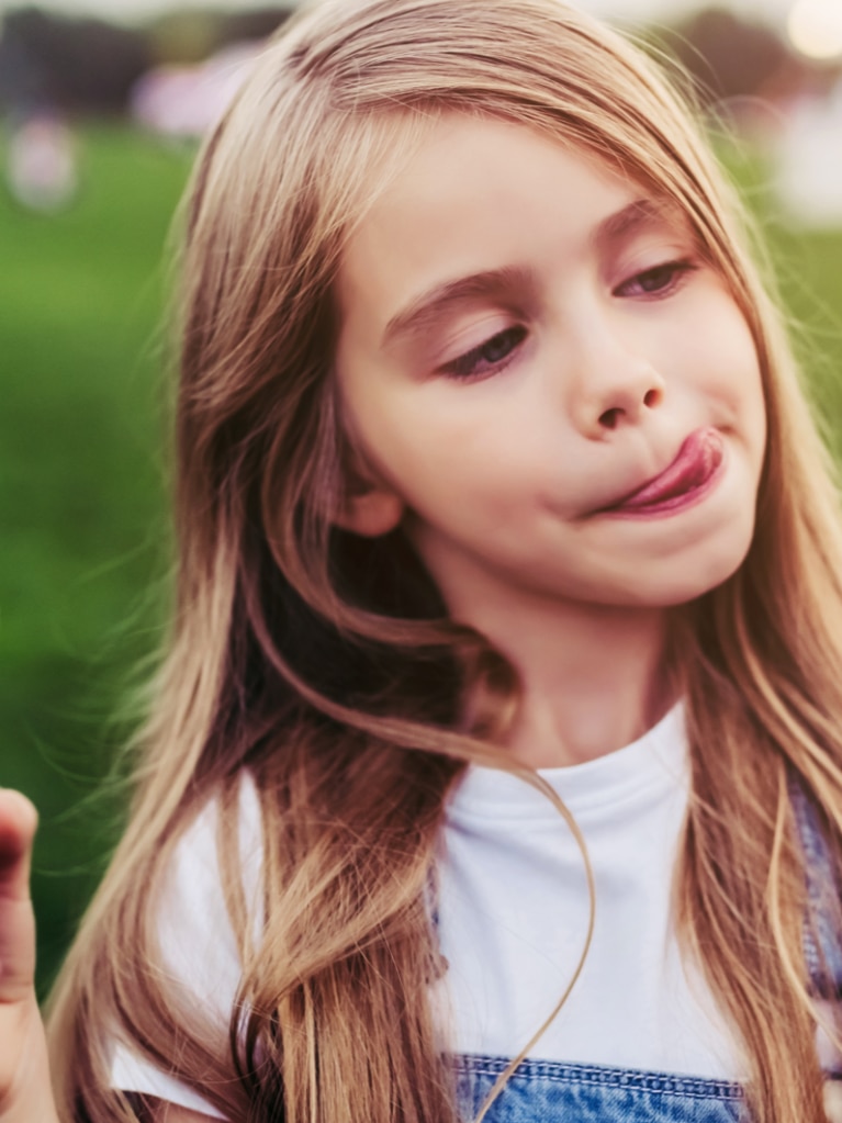 Kind mit Eis in der Hand