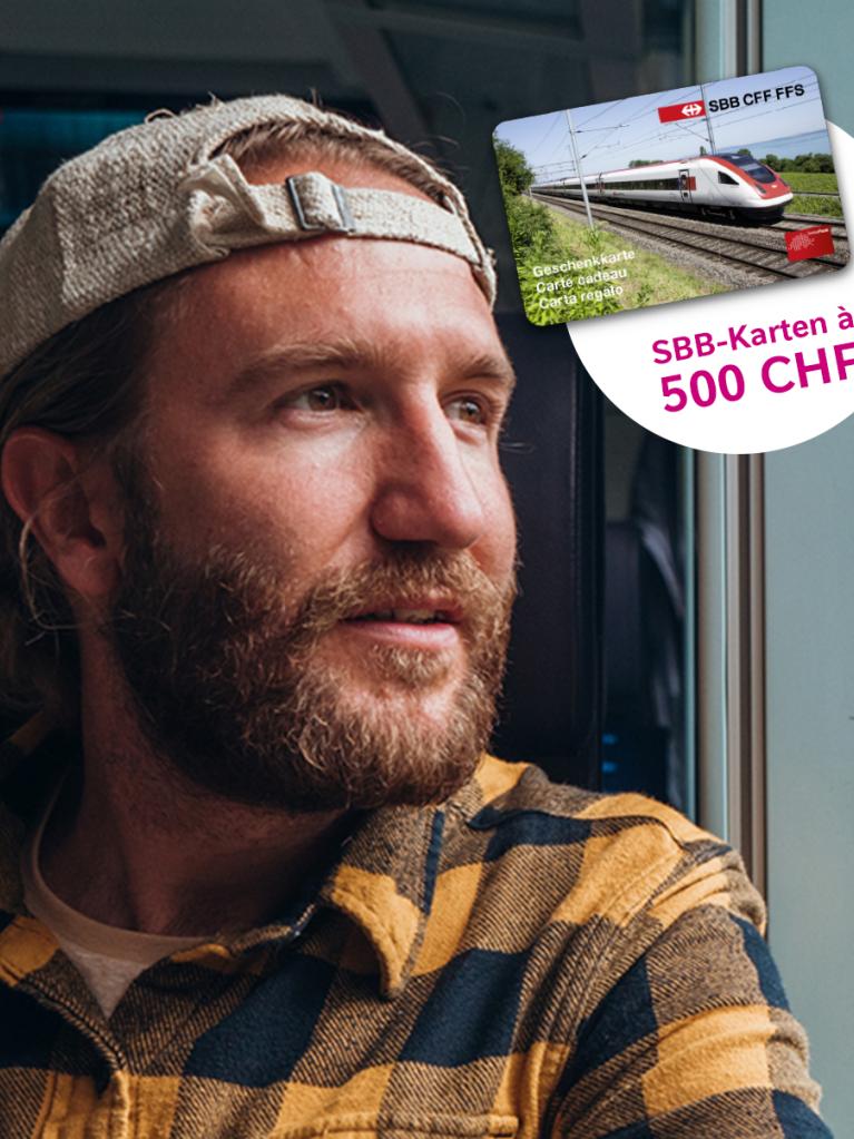 Mann fährt mit dem Zug