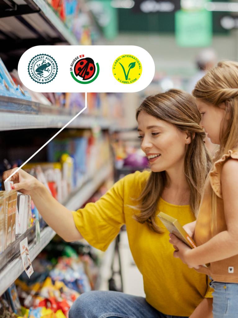 Frau mit Tochter im Supermarkt