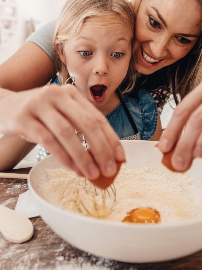 Mutter und Tochter kochen