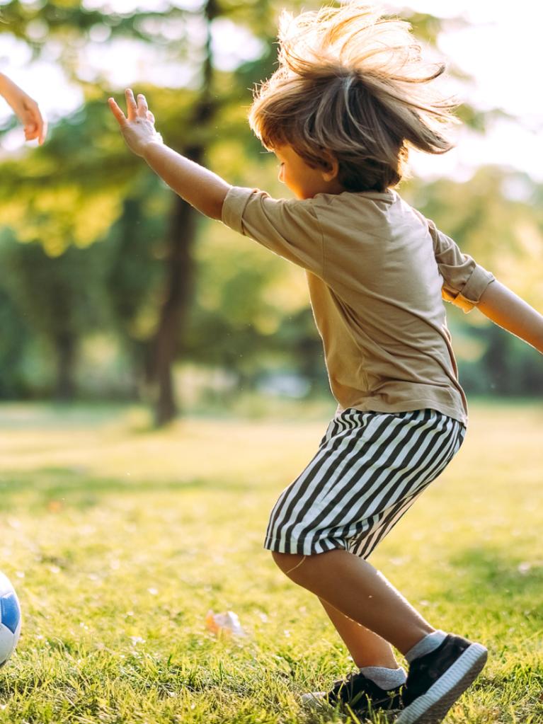 Kind spielt Fußball