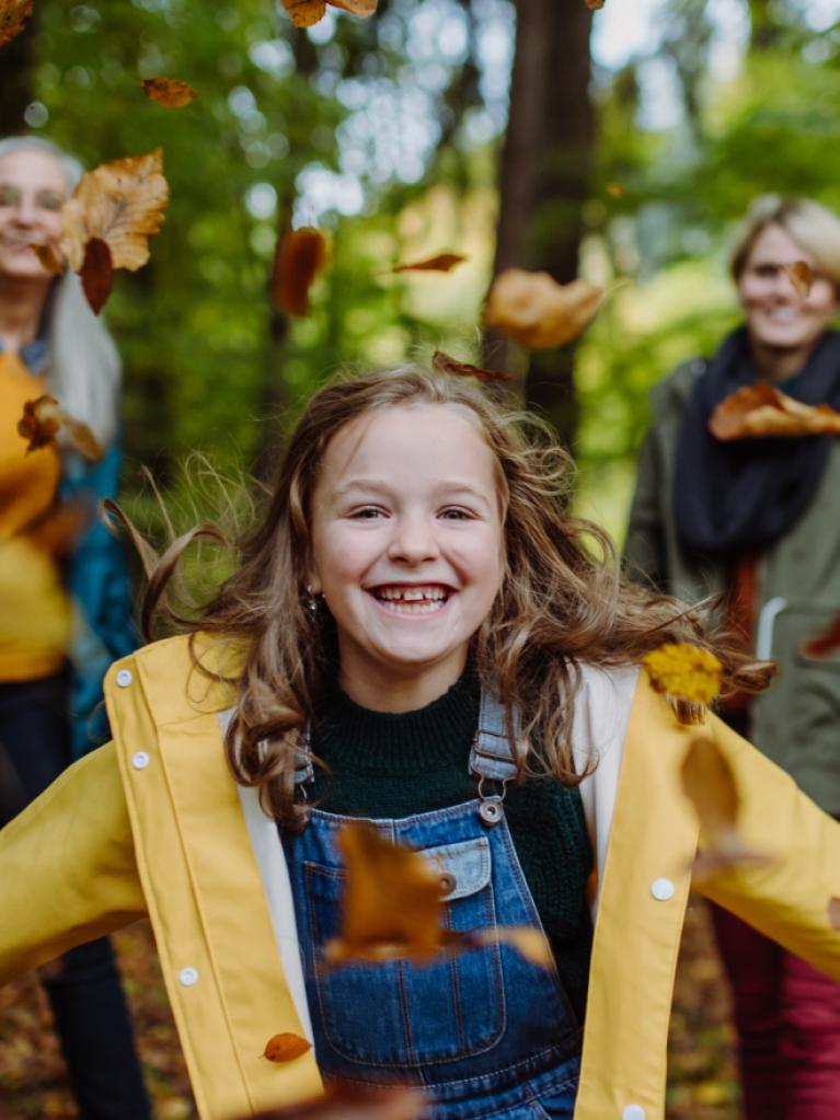 Kind spielt im Wald