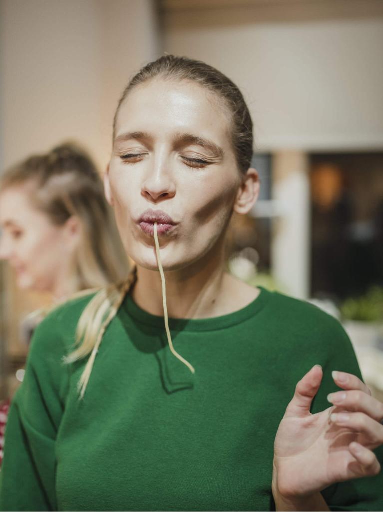 Eine Frau schlürft Spaghetti mit Genuss