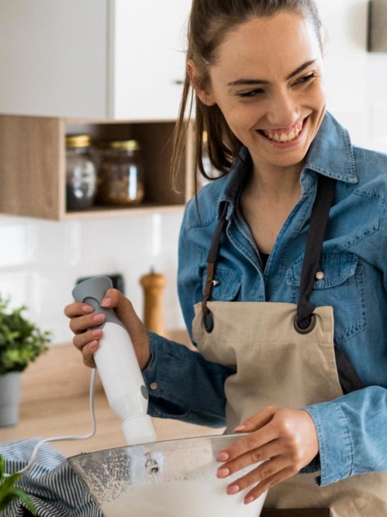 Une femme est en train de faire des gâteaux dans la cuisine
