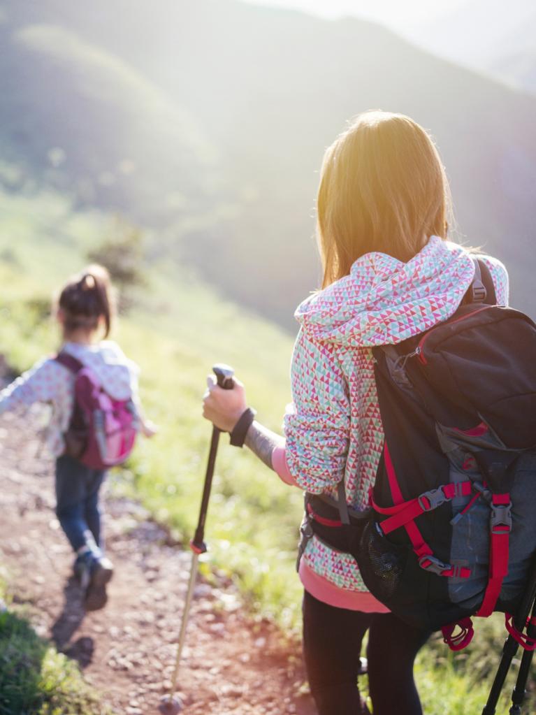 Frau und Kind wandern