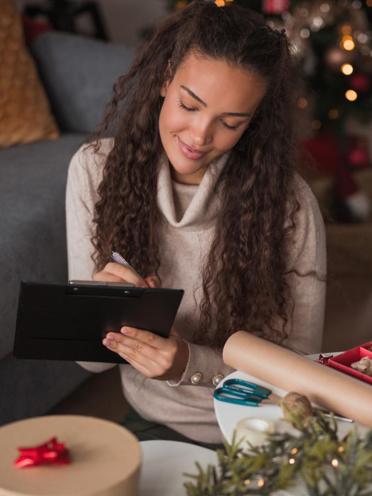 Une femme emballe des cadeaux