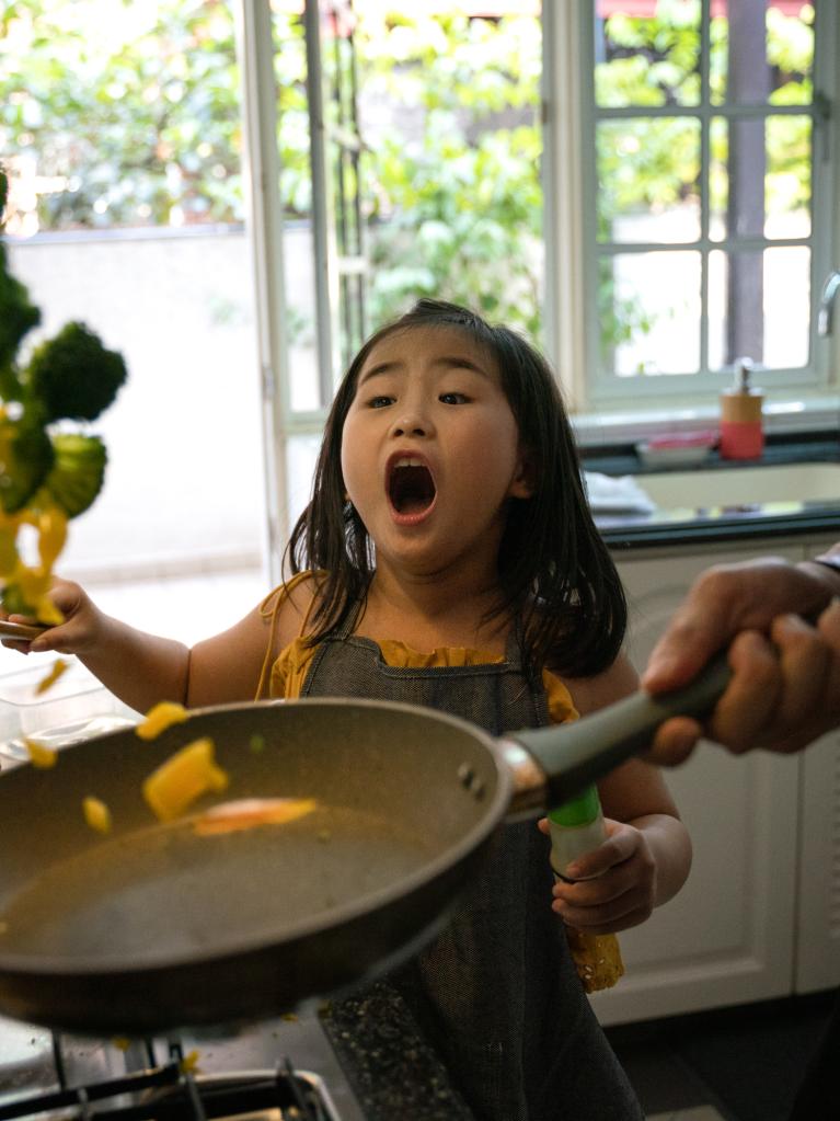 Kind hilft in Küche