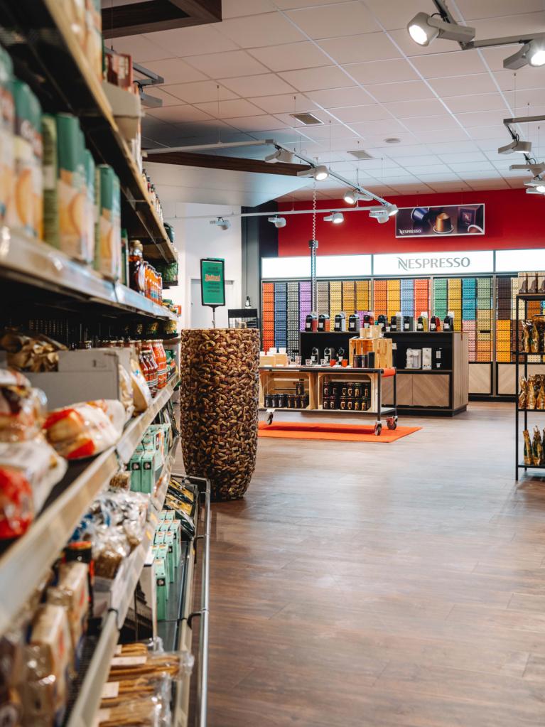 Die Regale des Nestlé-Shops mit all seinen Produkten.