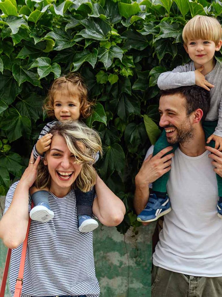 Familie machen Grimassen