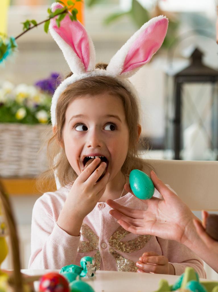 enfant mange un œuf en chocolat