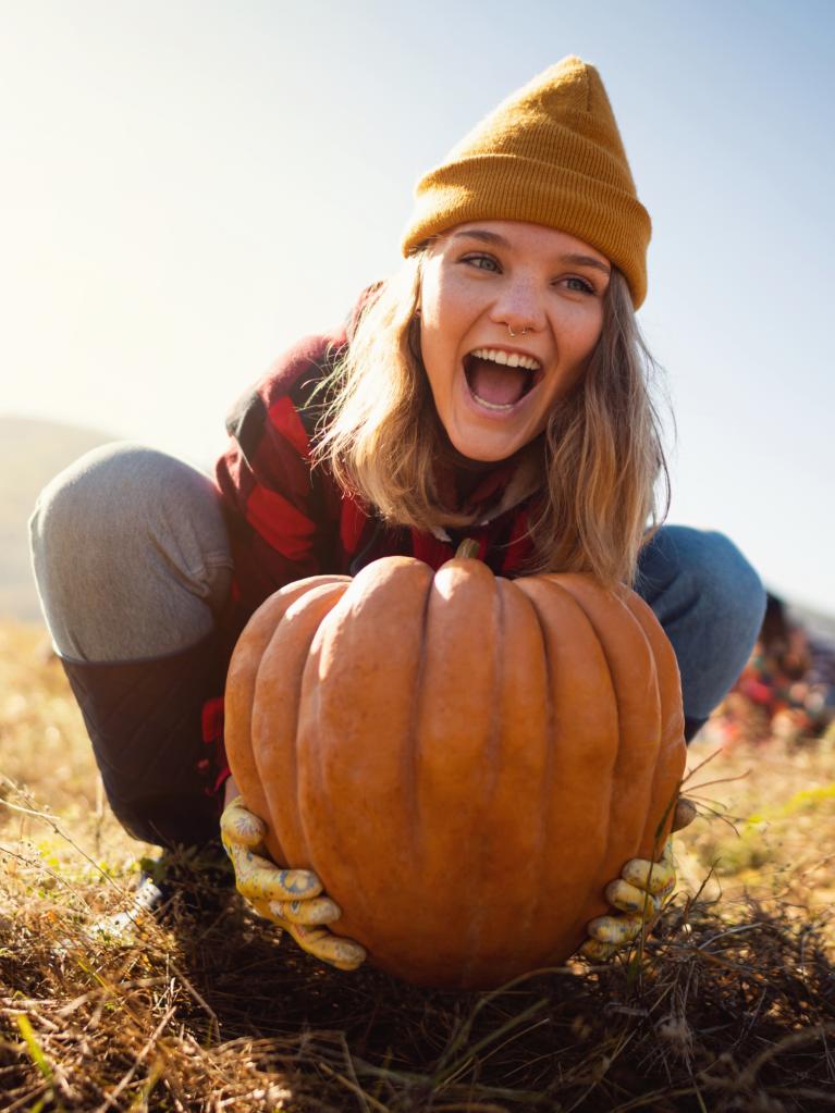 Lachende Frau mit Kürbis