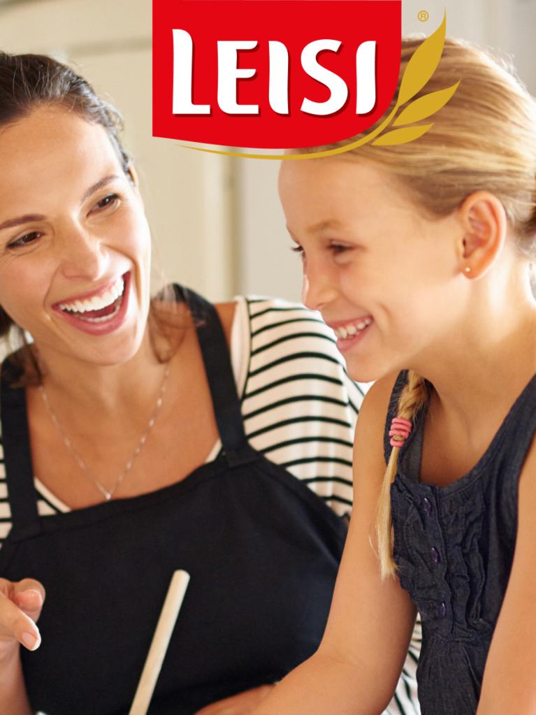 Mutter und Kinder backen in der Küche