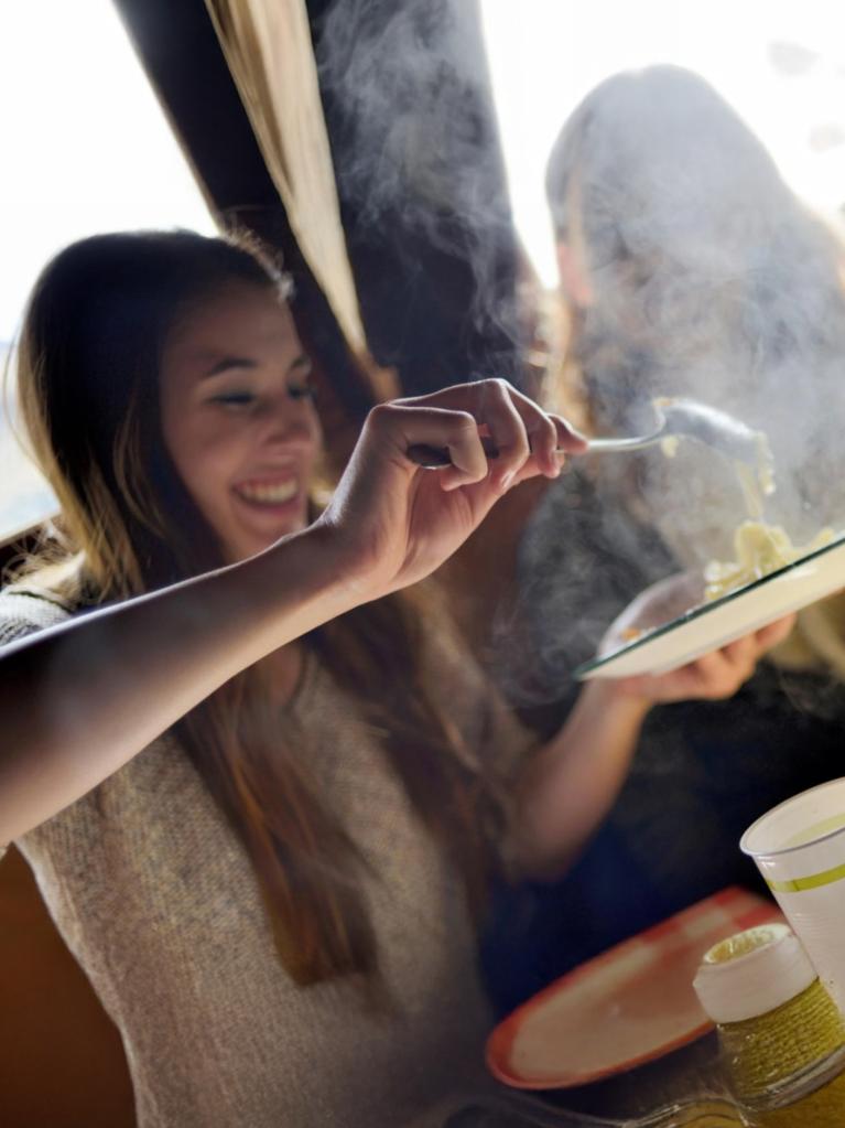 une femme mange une recette suisse