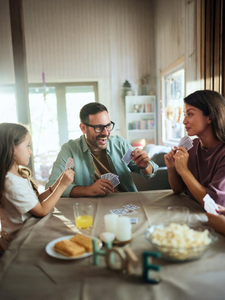 Familie spielt Karten zusammen