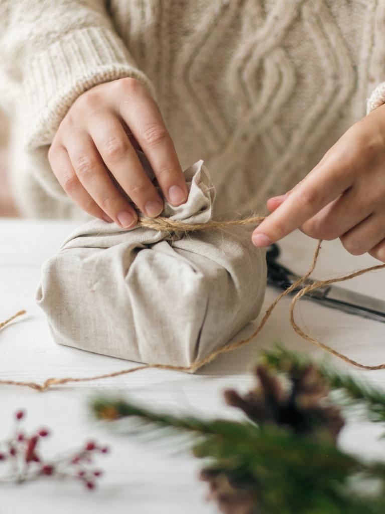 frau-beim-geschenk-verpacken