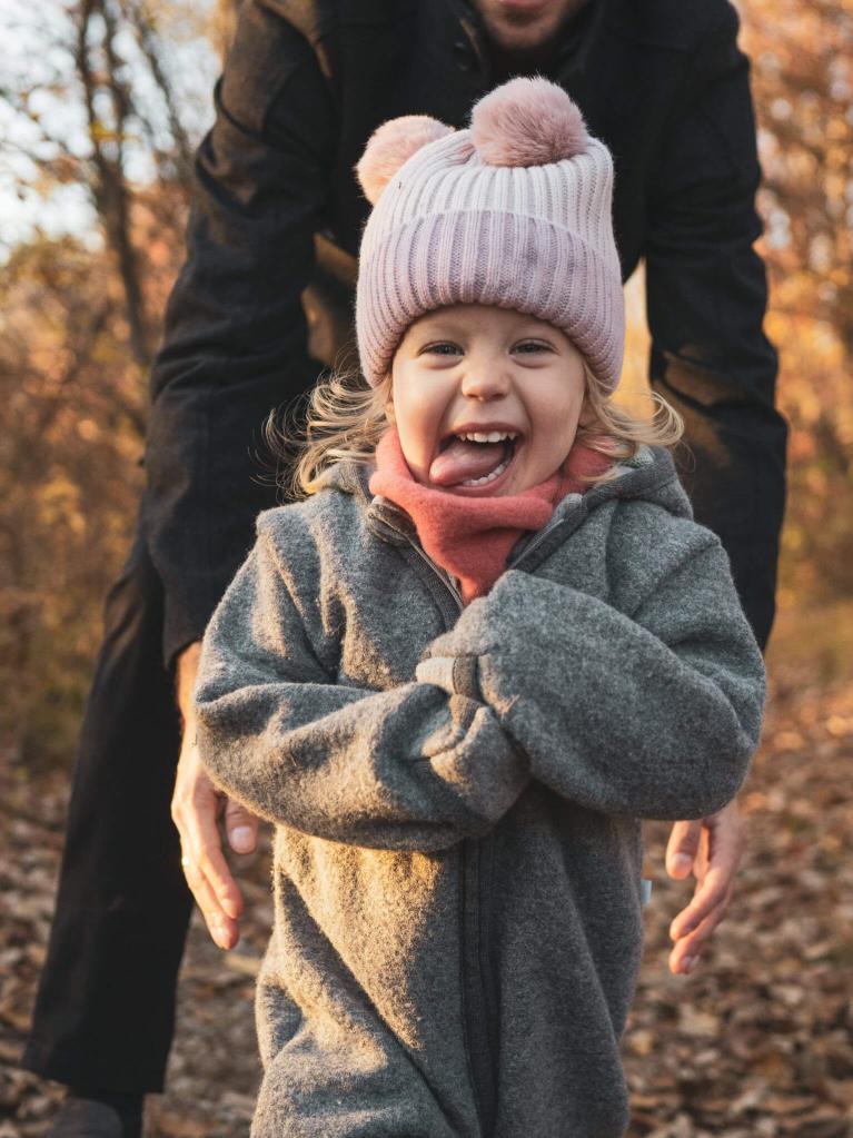 Portrait en plein air d’une petite fille souriante et heureuse