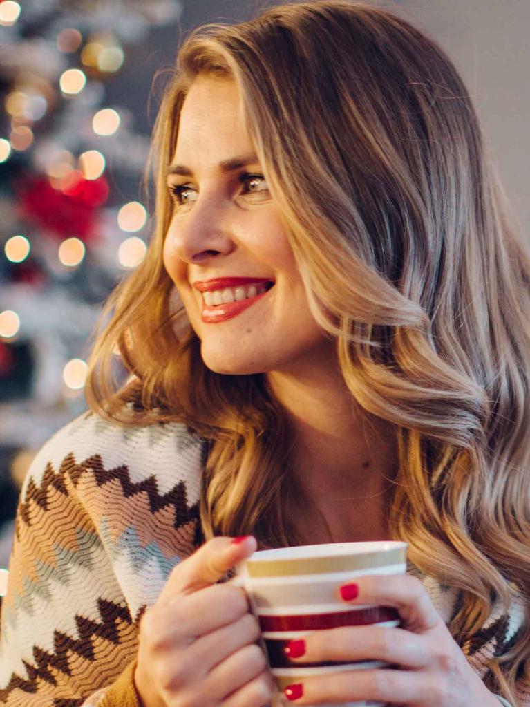 Une femme avec une tasse de café