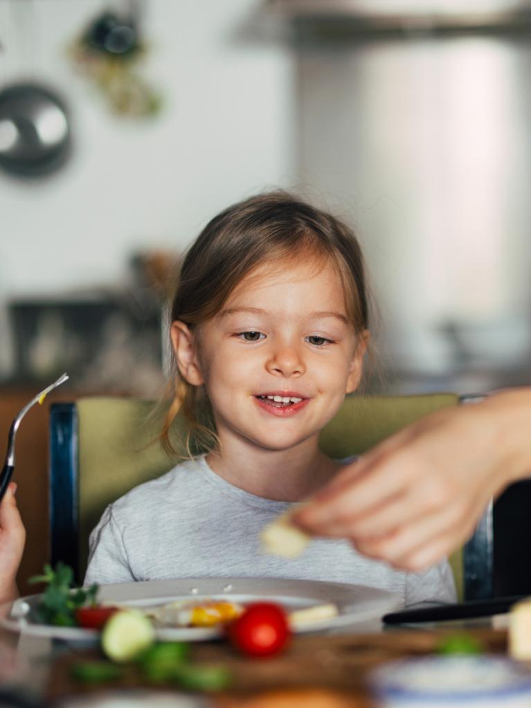 Glückliche Familie beim Frühstück 