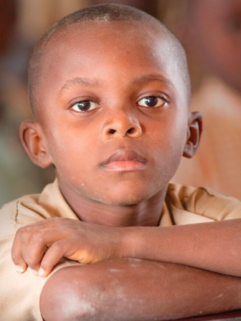 Junge sitzt in der Schule