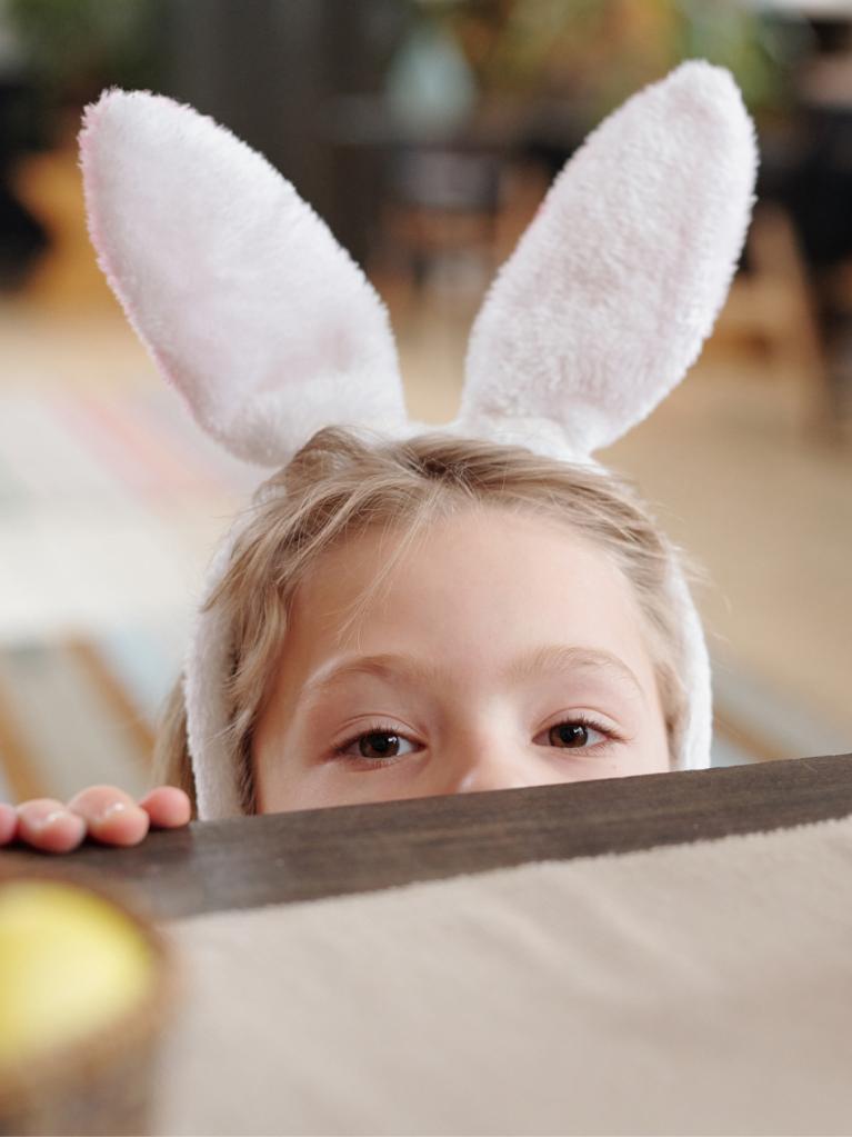 Kind als Osterhase verkleidet