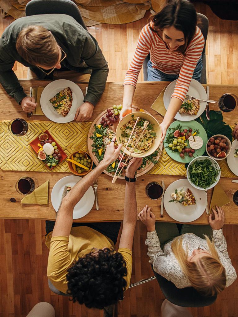 Gruppe von Freunden, die gemeinsam zu Abend essen