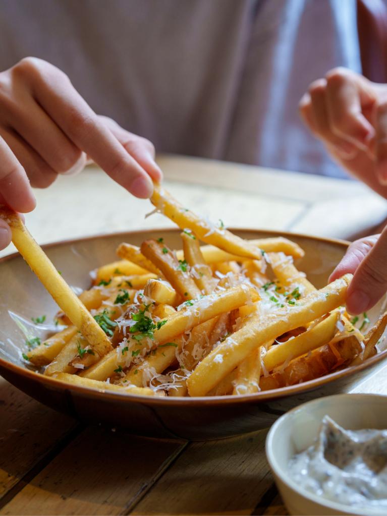 Gruppe die sich Pommes teilt 