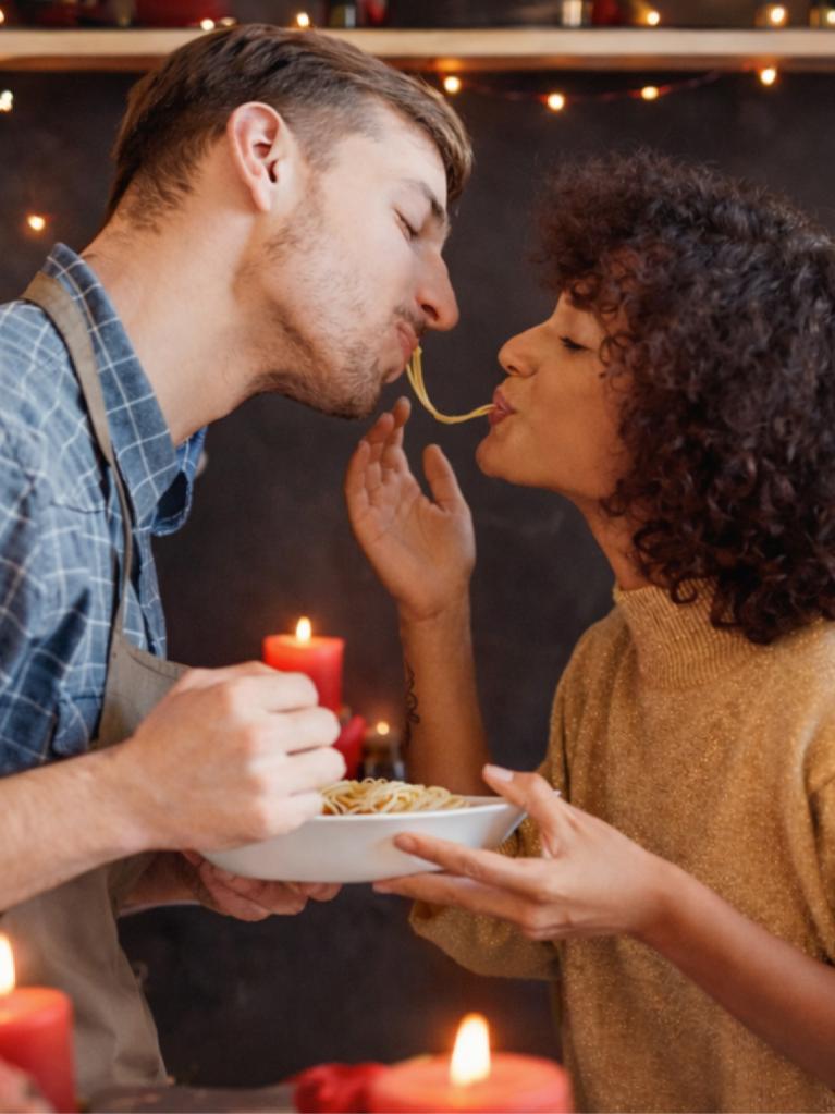Paar isst zusammen Nudeln
