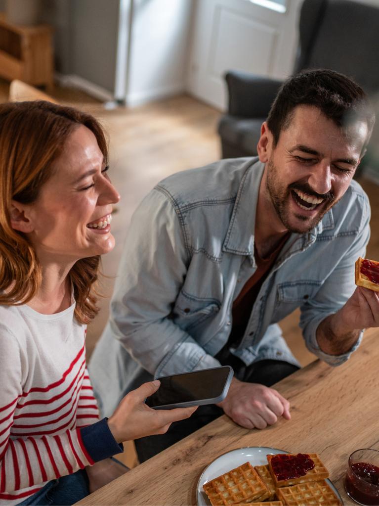 Mann und Frau essen süsse Waffeln 