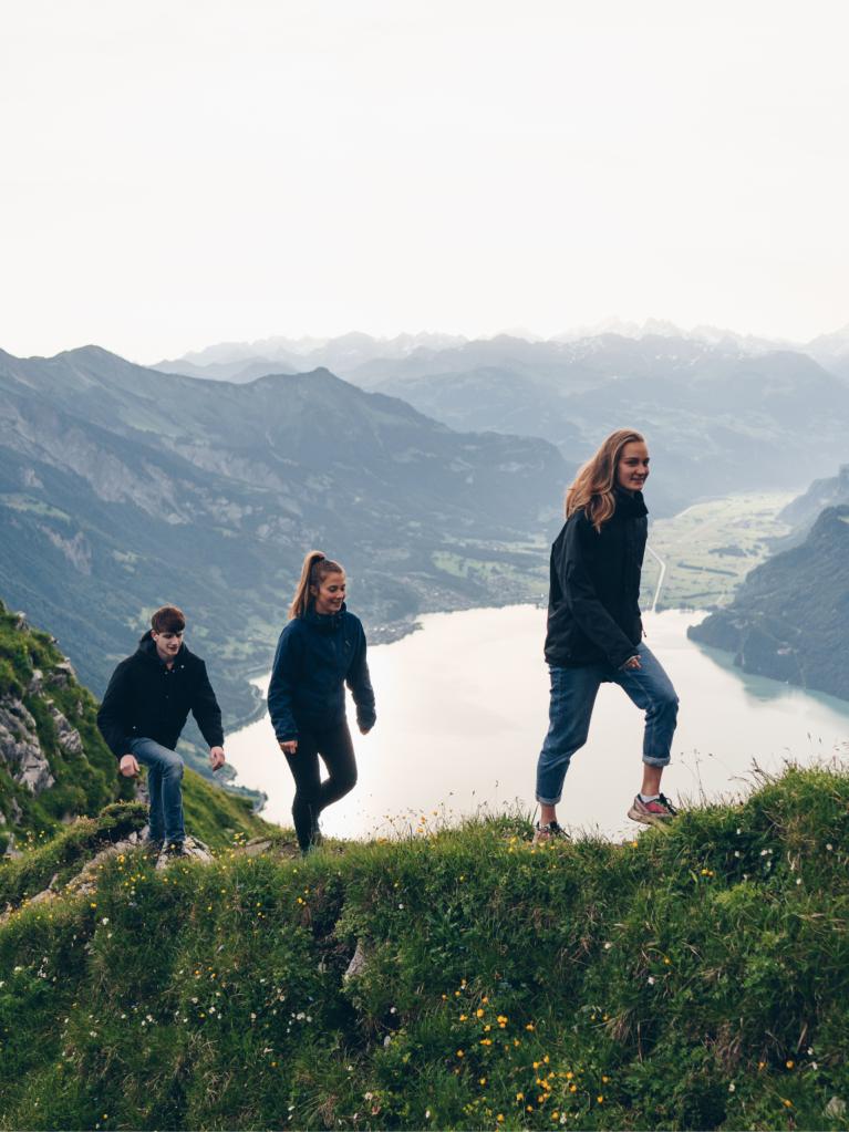 Des-amis-randonnent-sur-une-montagne