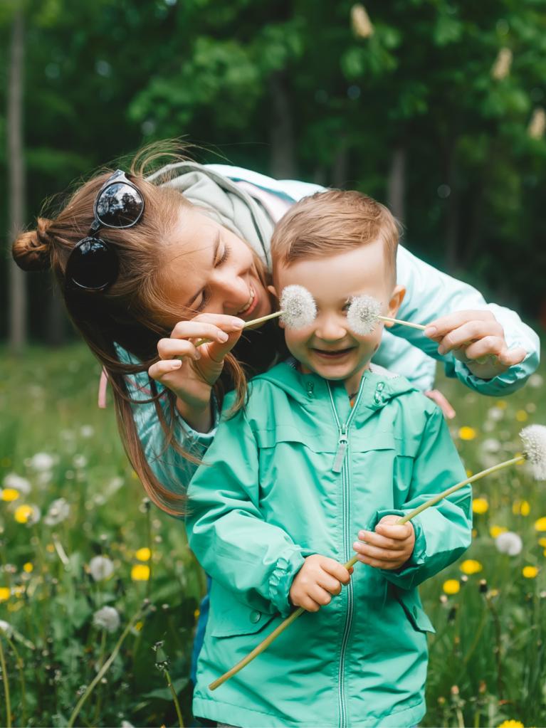 Eine-Frau-und-ein-Kind-pflücken-Löwenzahn